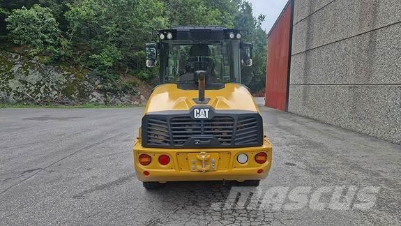 CAT 906 Kolové nakladače