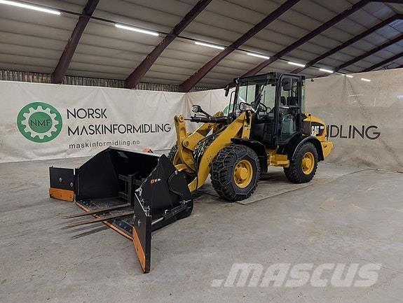 CAT 906 Kolové nakladače