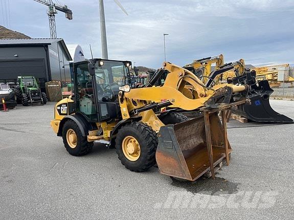 CAT 906H Kolové nakladače
