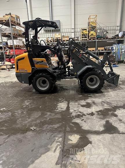 GiANT G2500HD+ Smykem řízené nakladače