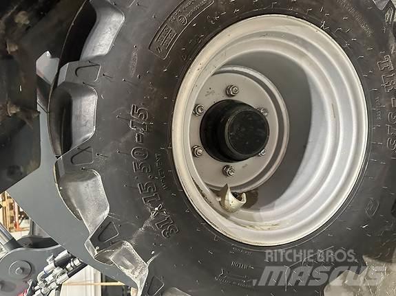 GiANT G2500HD+ Smykem řízené nakladače