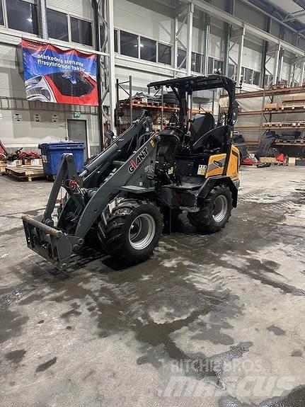 GiANT G2500HD+ Smykem řízené nakladače