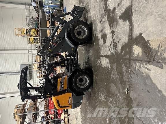GiANT G2500HD+ Smykem řízené nakladače
