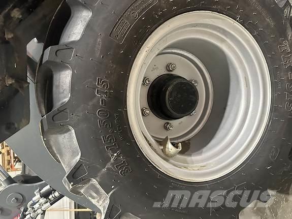GiANT G2500HD+ Smykem řízené nakladače