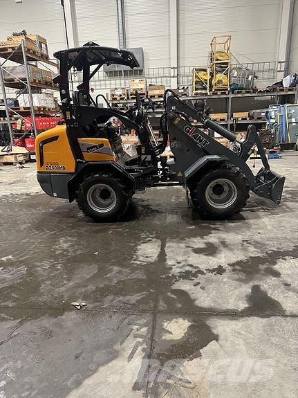 GiANT G2500HD+ Smykem řízené nakladače