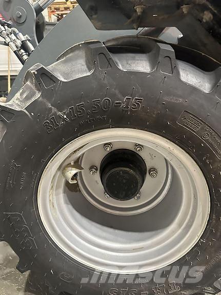 GiANT G2500HD+ Smykem řízené nakladače