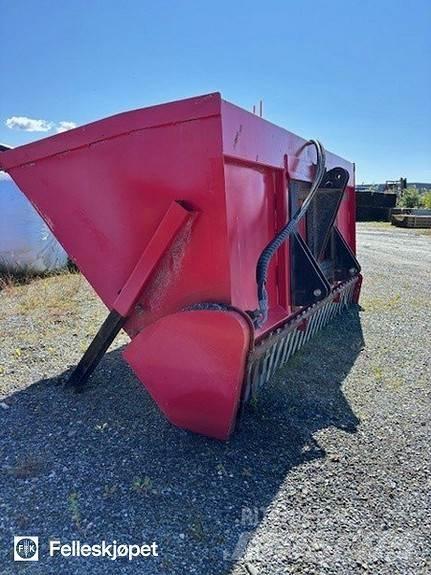 Globus 1600 Sypače písku a soli