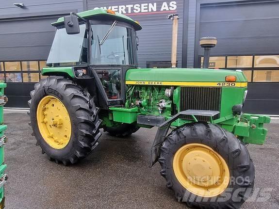 John Deere 4230 Traktory