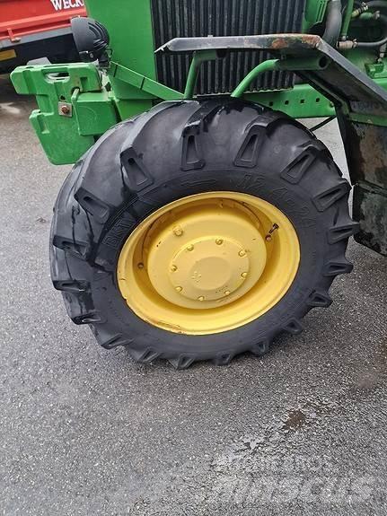John Deere 4230 Traktory