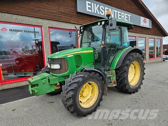 John Deere 5820 Traktory