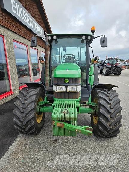 John Deere 5820 Traktory