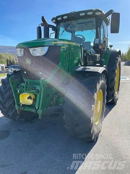 John Deere 6215 R Traktory