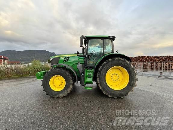 John Deere 6215R Traktory