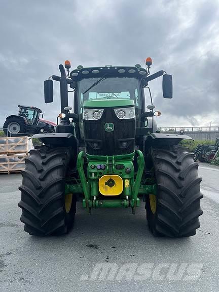 John Deere 6215R Traktory