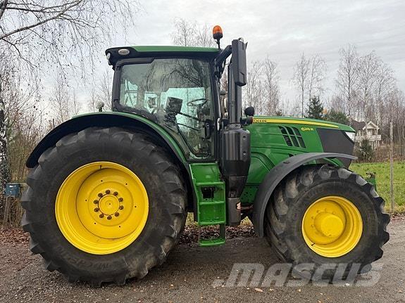 John Deere 6215R Traktory