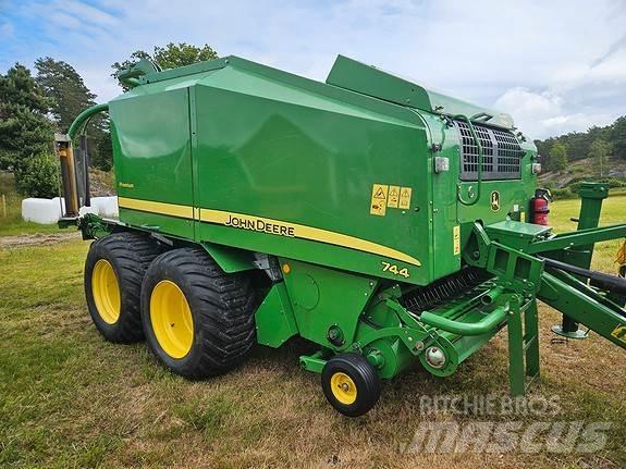 John Deere 744 Lis na válcové balíky