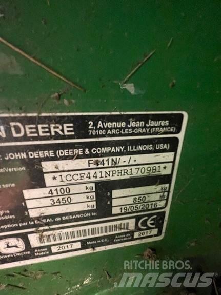 John Deere F441 Lis na válcové balíky