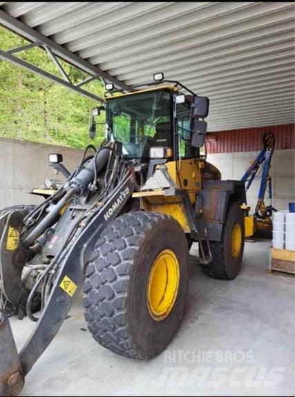 Komatsu WA200 PT Kolové nakladače