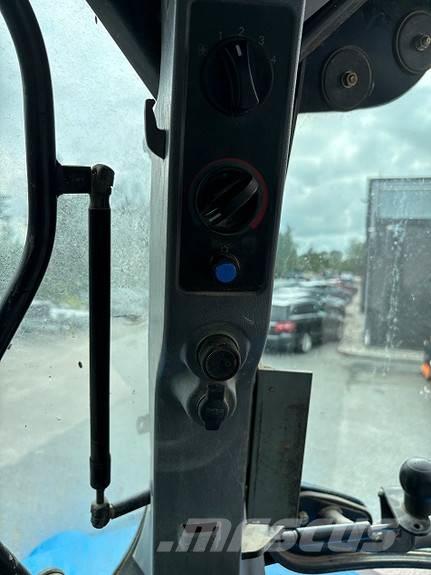 New Holland TS135A Traktory