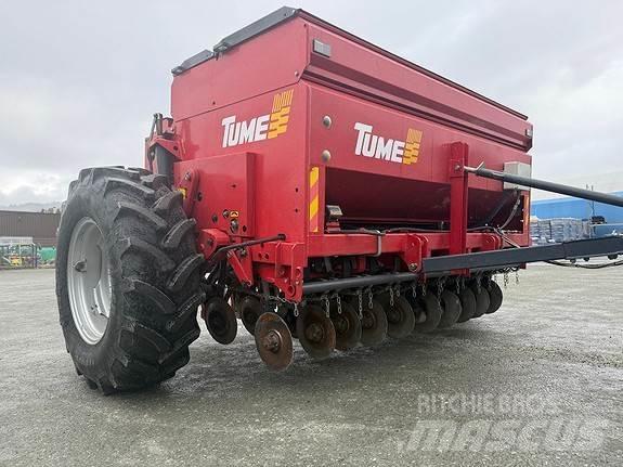 Tume HKL 2500 Rozmetadla chlévské mrvy