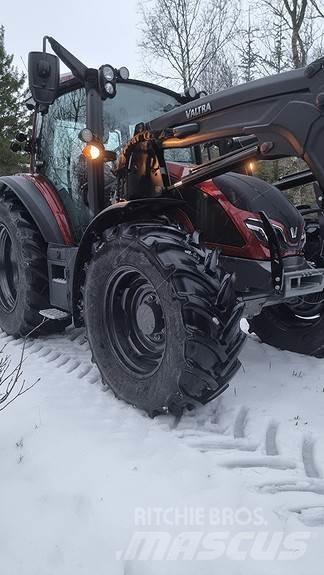 Valtra G135A Traktory