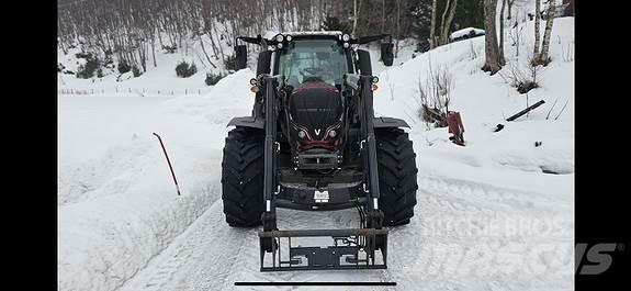 Valtra N134D Traktory