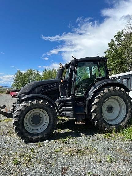 Valtra T 214 Traktory