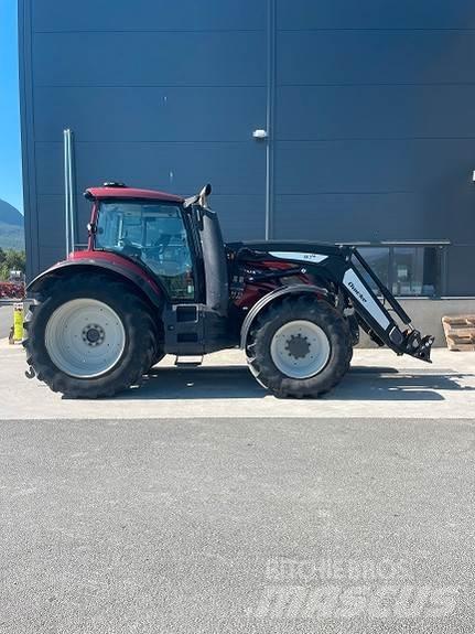 Valtra T214 Traktory