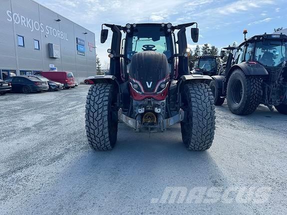 Valtra T235 Traktory