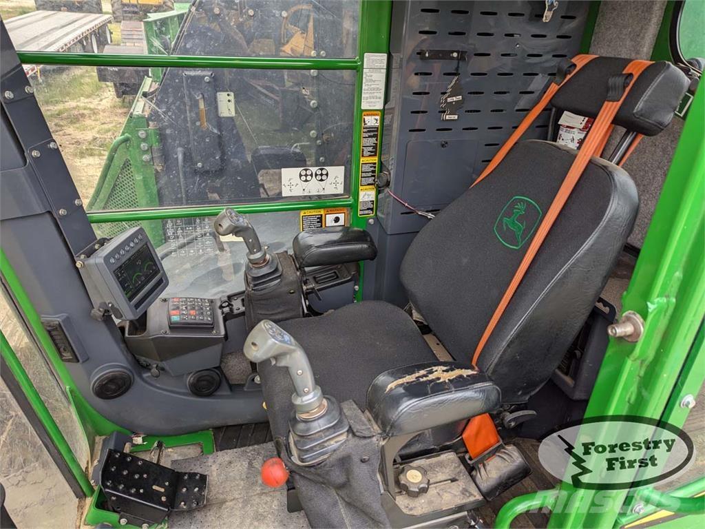 John Deere 853M Kácecí harvestory