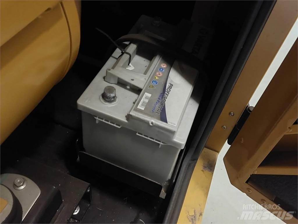 CAT DE33E0 Manipulace s materiálem – ostatní