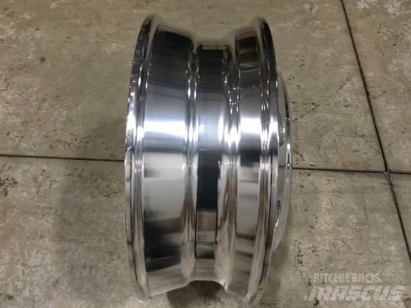  Accuride Pneumatiky, kola a ráfky