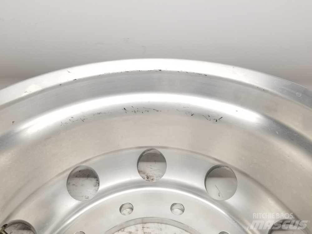 Alcoa  Pneumatiky, kola a ráfky