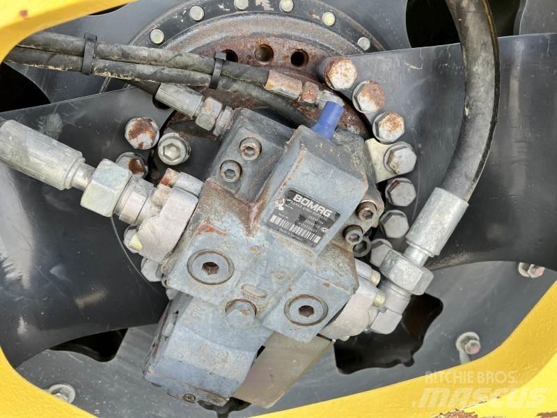 Bomag BW 213 PDH-5 Tahačové válce