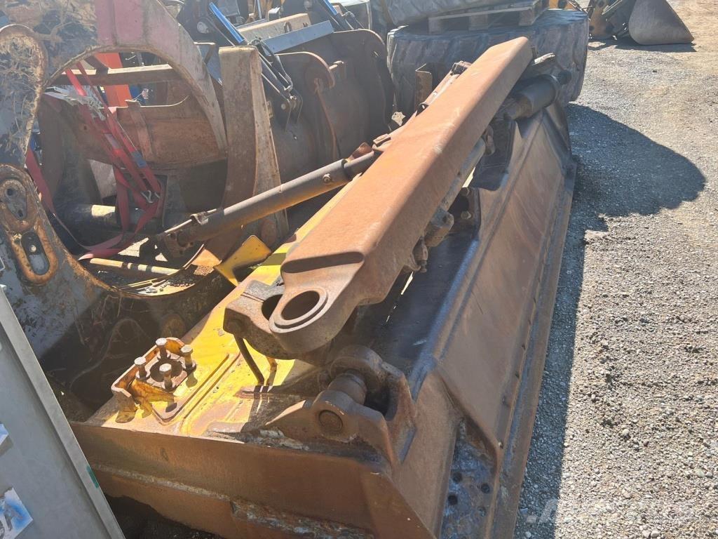 Komatsu D 65 EX-15 Pásové dozery