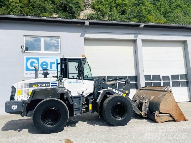 Komatsu WA250PZ-6 Kolové nakladače