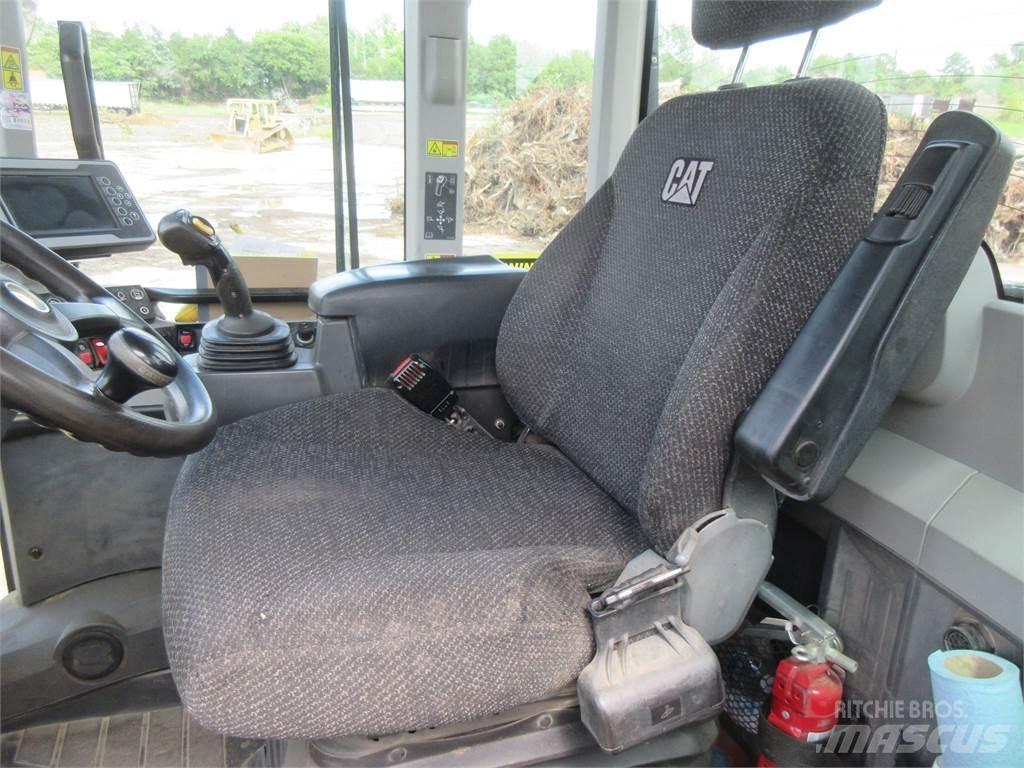 CAT 938M Kolové nakladače