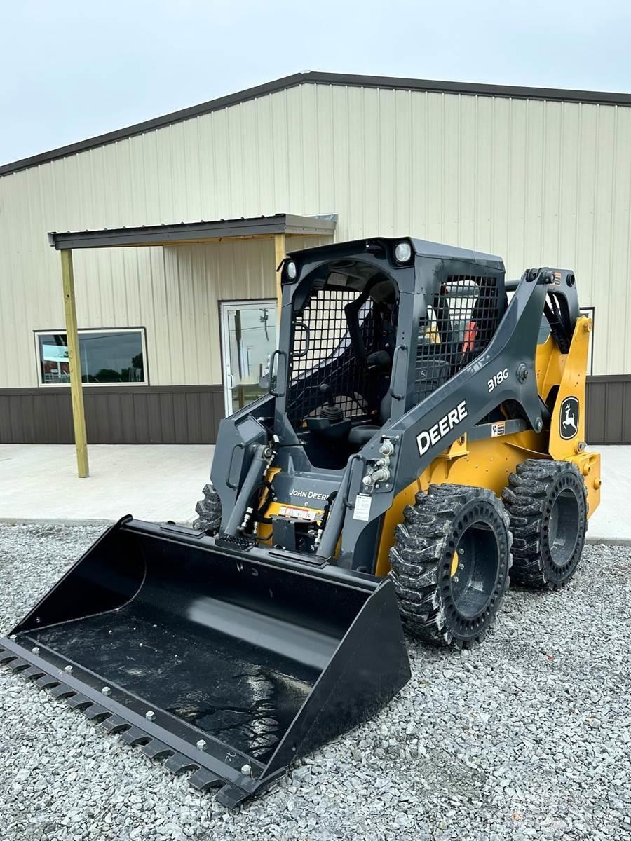 John Deere 318G Smykem řízené nakladače