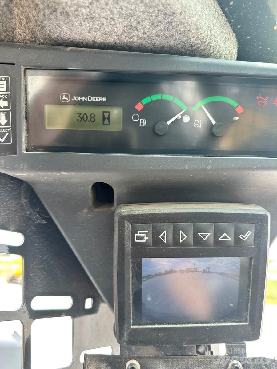 John Deere 318G Smykem řízené nakladače