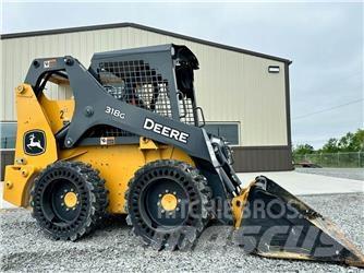 John Deere 318G Smykem řízené nakladače