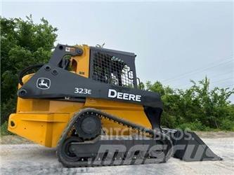 John Deere 323E Smykem řízené nakladače