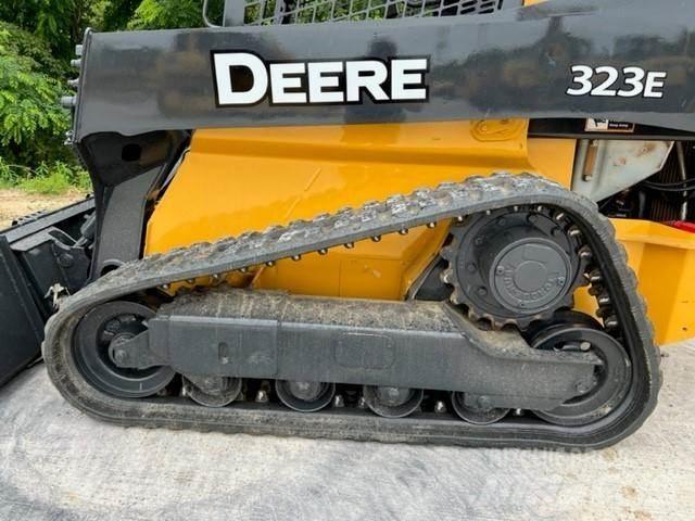John Deere 323E Smykem řízené nakladače