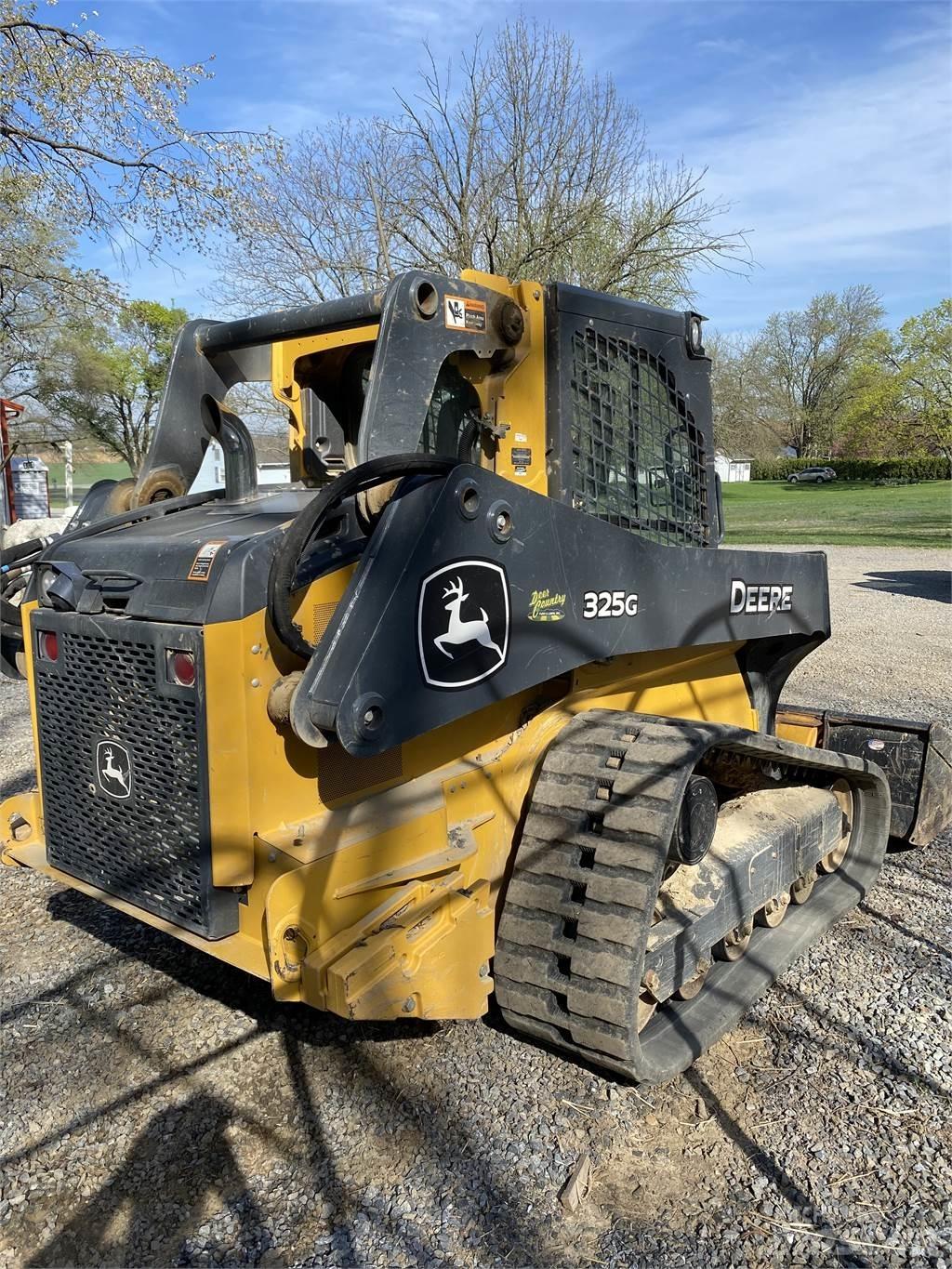 John Deere 325G Smykem řízené nakladače
