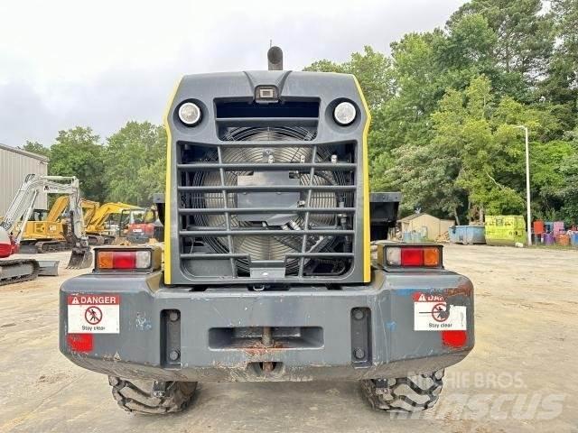 Komatsu WA320-8 Kolové nakladače