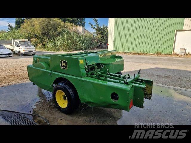 John Deere 359 Lis na hranaté balíky