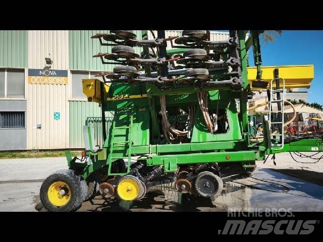 John Deere 750A Další secí stroje a příslušenství