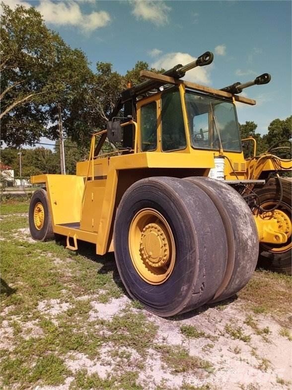 CAT V900 Kontejnerové manipulátory
