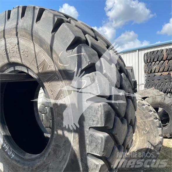 Titan 20.5R25 Pneumatiky, kola a ráfky