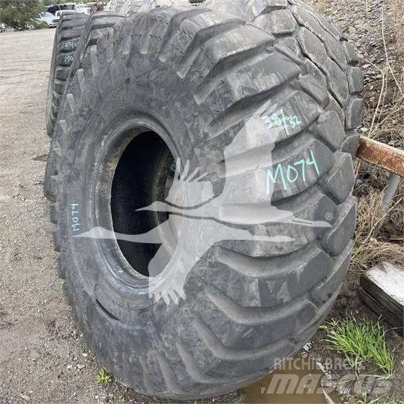 Titan 23.5x25 Pneumatiky, kola a ráfky