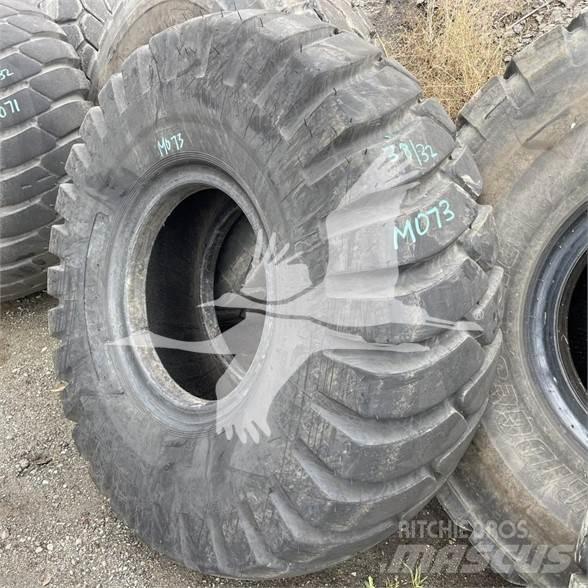 Titan 23.5x25 Pneumatiky, kola a ráfky